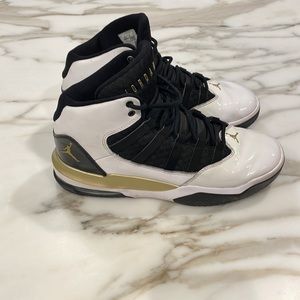 Jordan Max Aura white /black metallic gold